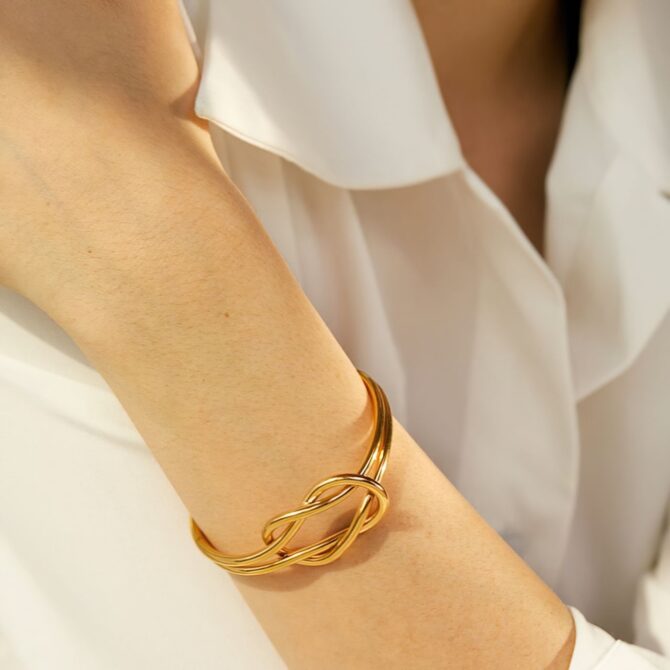 Brazalete De Doble Nudo Chapado En Oro De 18k 12